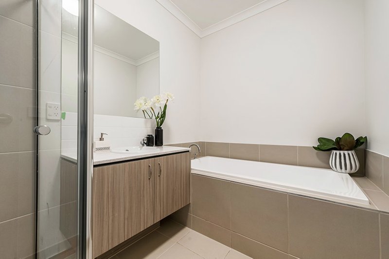 Photo - 31 Peninsula Crescent, Craigieburn VIC 3064 - Image 9