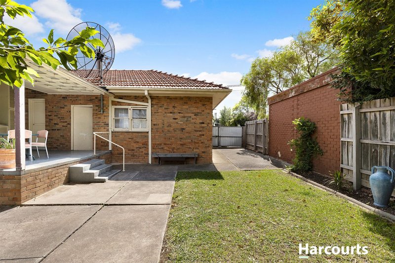 Photo - 31 Robinlee Avenue, Burwood East VIC 3151 - Image 7