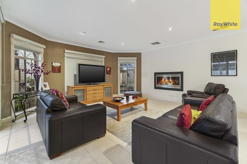 Photo - 31 Roseleigh Boulevard, Sydenham VIC 3037 - Image 6