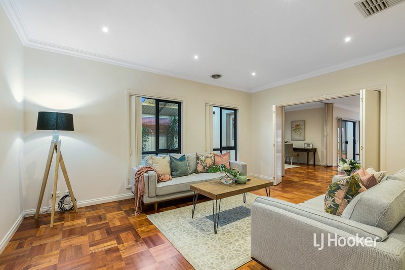 Photo - 31 Santander Crescent, Point Cook VIC 3030 - Image 4