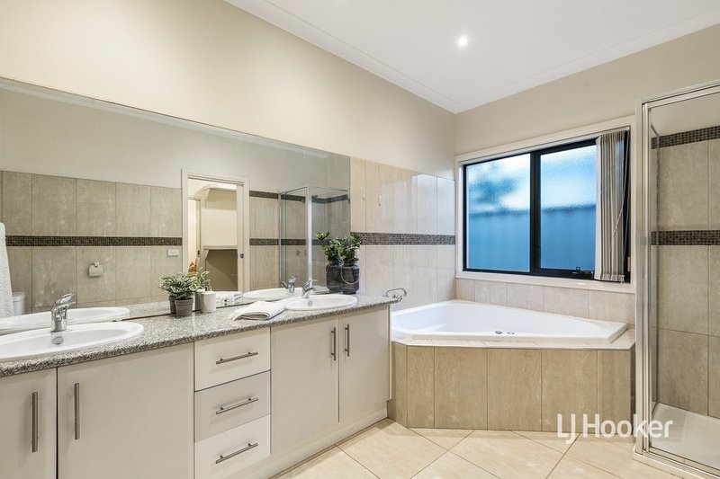 Photo - 31 Santander Crescent, Point Cook VIC 3030 - Image 15