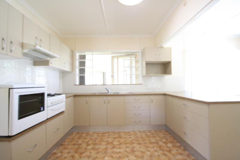 Photo - 31 Seville Road, Holland Park QLD 4121 - Image 6