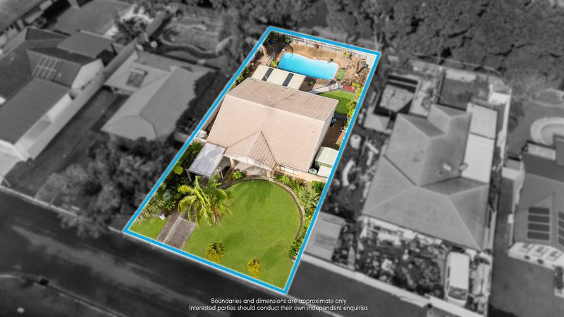Photo - 31 Sigatoka Place, Clear Island Waters QLD 4226 - Image 2