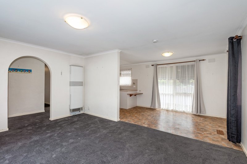 Photo - 31 Silvertop Crescent, Frankston North VIC 3200 - Image 2