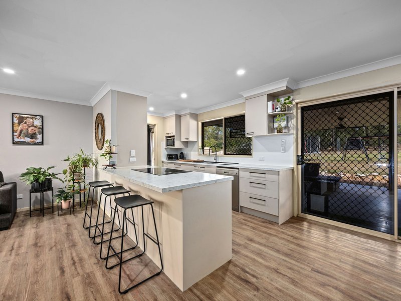 Photo - 31 Stephenson Crescent, Kensington Grove QLD 4341 - Image 7