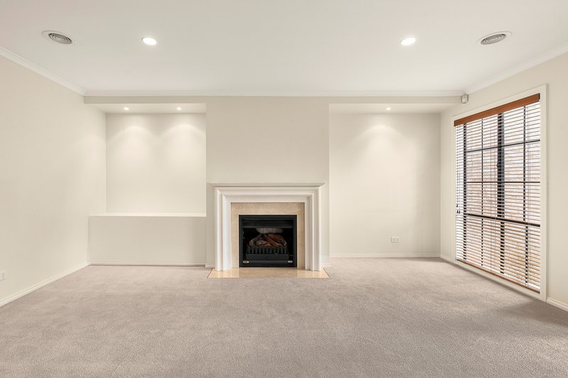 Photo - 31 Streeton Way, Berwick VIC 3806 - Image 2
