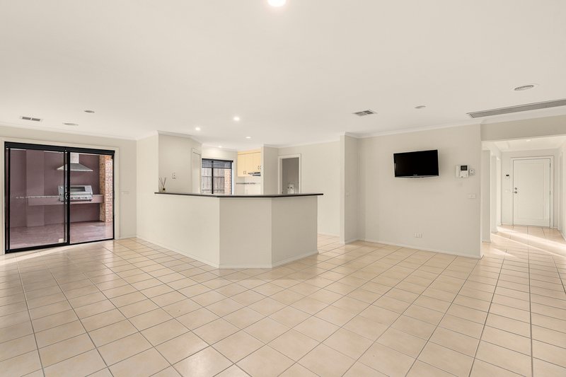 Photo - 31 Streeton Way, Berwick VIC 3806 - Image 6
