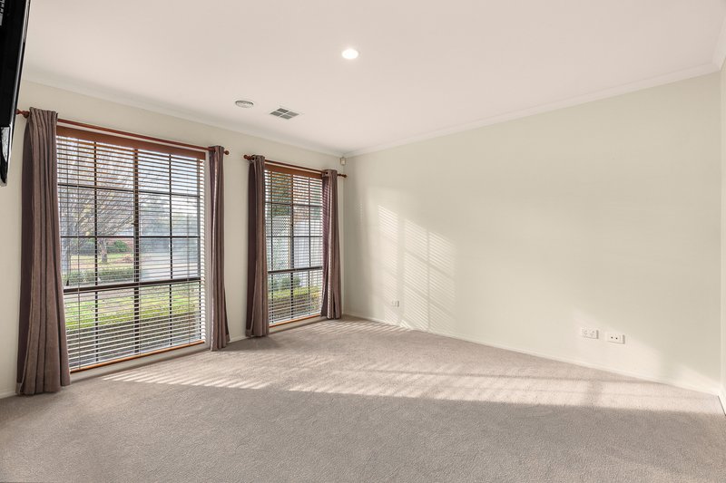 Photo - 31 Streeton Way, Berwick VIC 3806 - Image 7