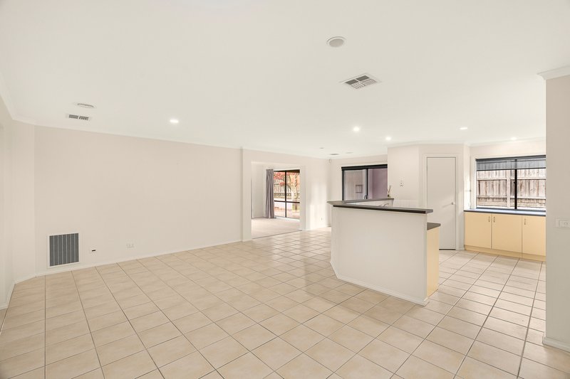 Photo - 31 Streeton Way, Berwick VIC 3806 - Image 11