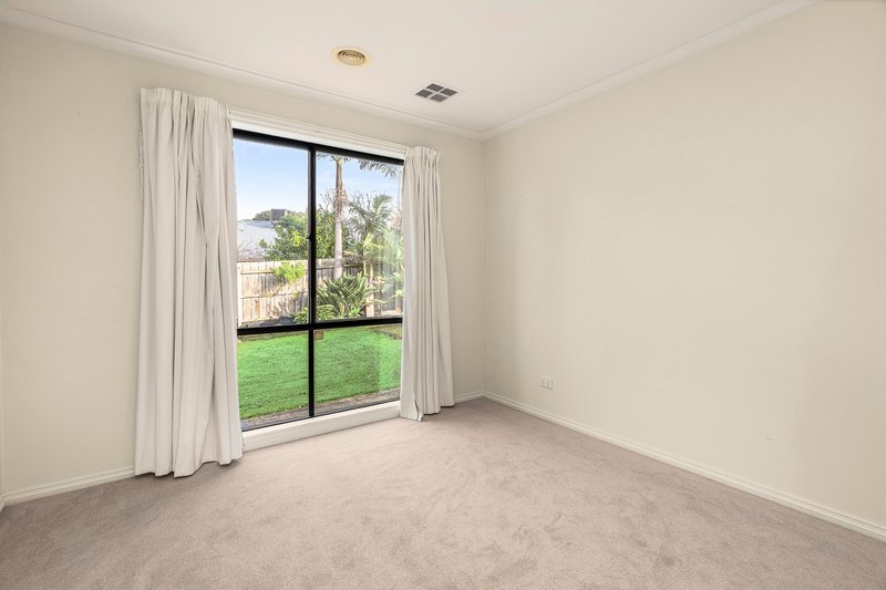Photo - 31 Streeton Way, Berwick VIC 3806 - Image 12