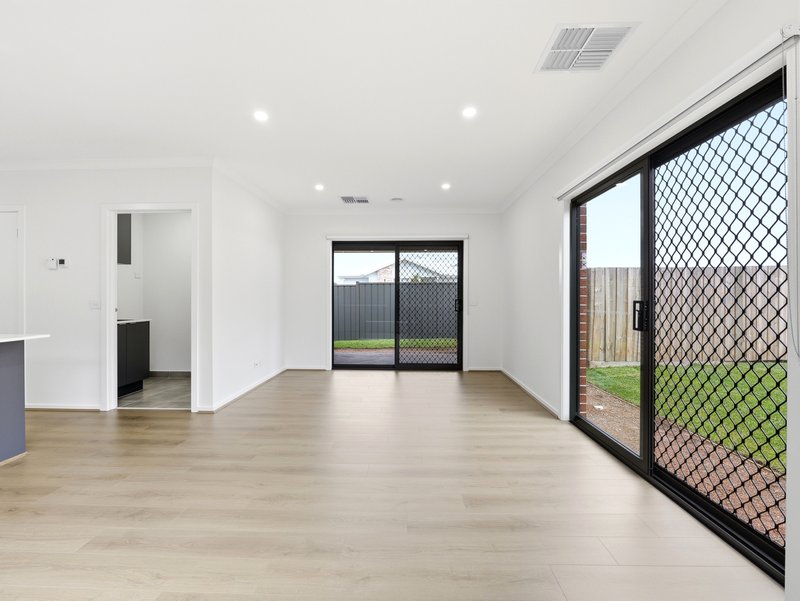Photo - 31 Tuff Street, Werribee VIC 3030 - Image 3