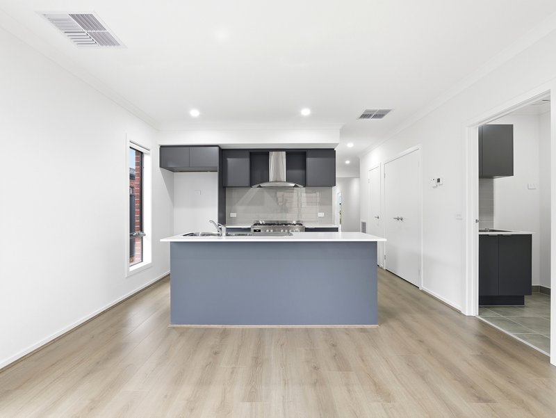 Photo - 31 Tuff Street, Werribee VIC 3030 - Image 4