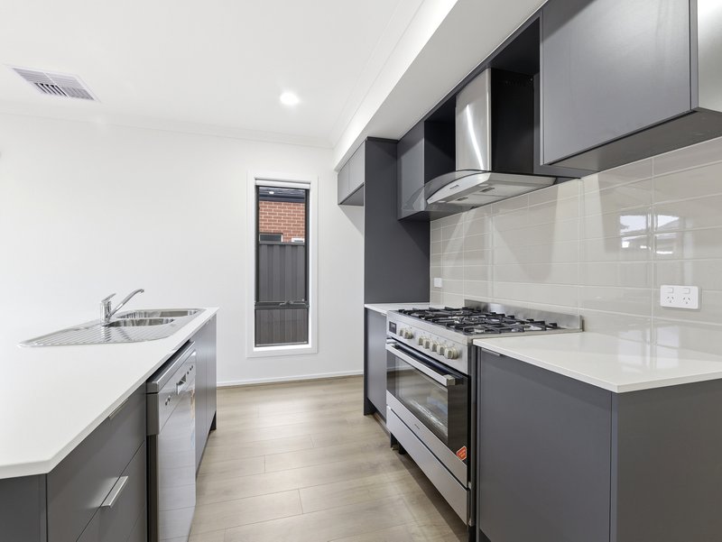 Photo - 31 Tuff Street, Werribee VIC 3030 - Image 5