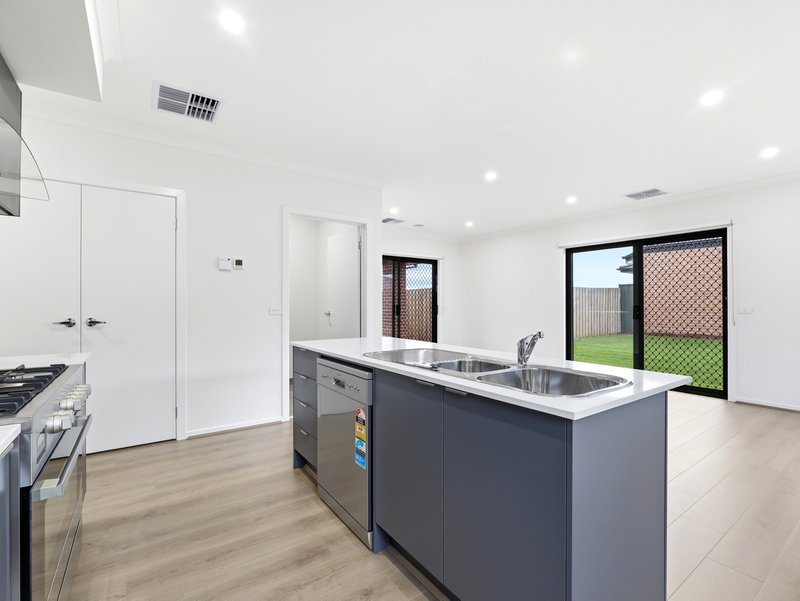 Photo - 31 Tuff Street, Werribee VIC 3030 - Image 6