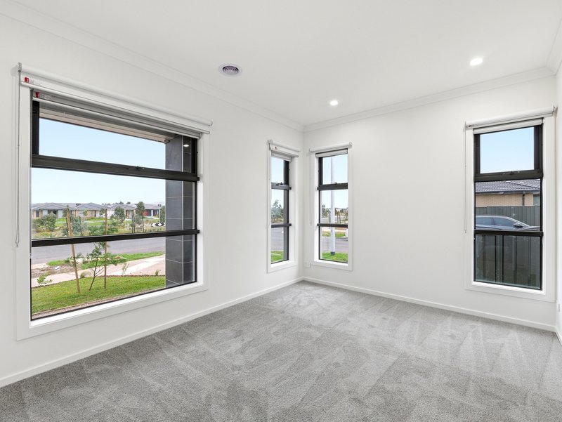 Photo - 31 Tuff Street, Werribee VIC 3030 - Image 7