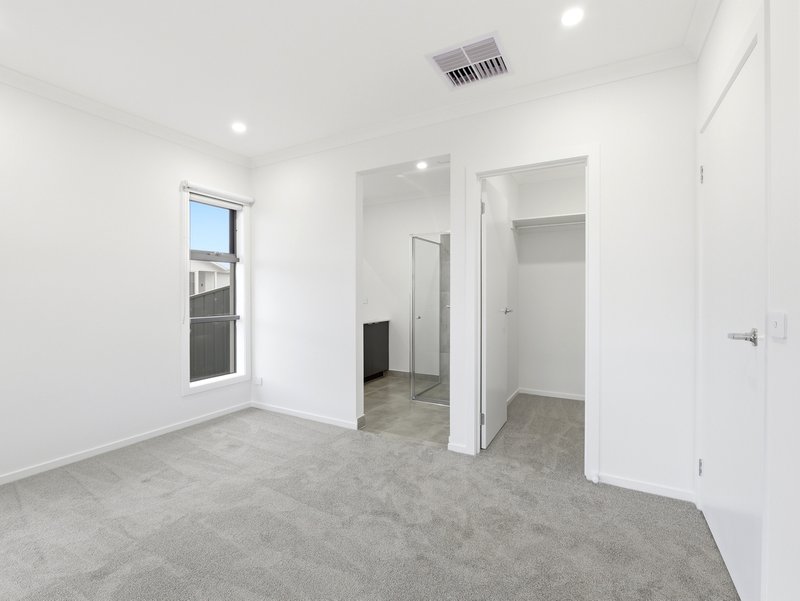 Photo - 31 Tuff Street, Werribee VIC 3030 - Image 8