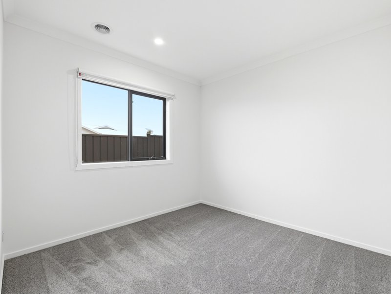 Photo - 31 Tuff Street, Werribee VIC 3030 - Image 9
