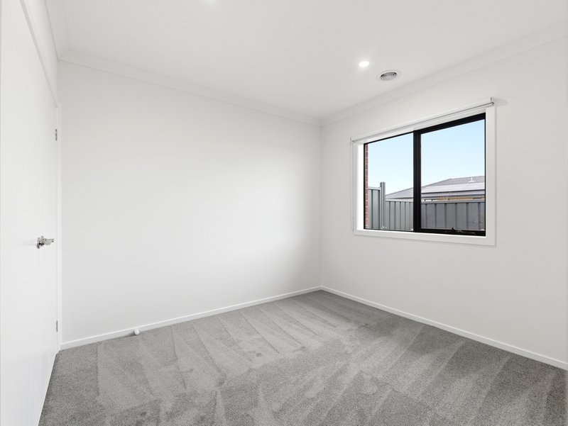 Photo - 31 Tuff Street, Werribee VIC 3030 - Image 11
