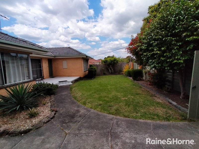 Photo - 31 Victor Crescent, Forest Hill VIC 3131 - Image 3