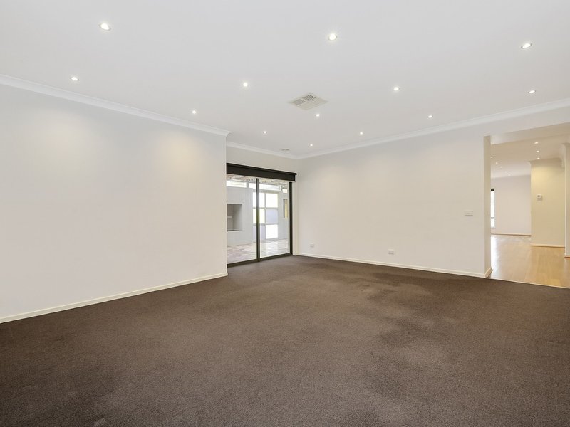 Photo - 31 Waterbury Street, Cranbourne VIC 3977 - Image 4