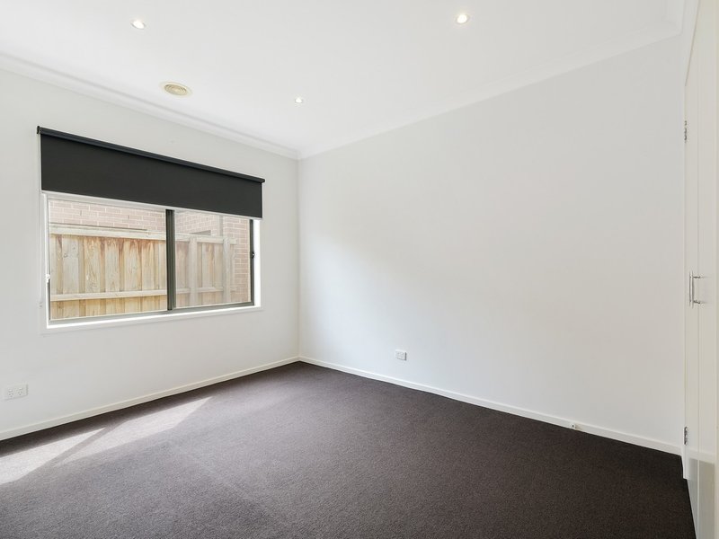 Photo - 31 Waterbury Street, Cranbourne VIC 3977 - Image 11