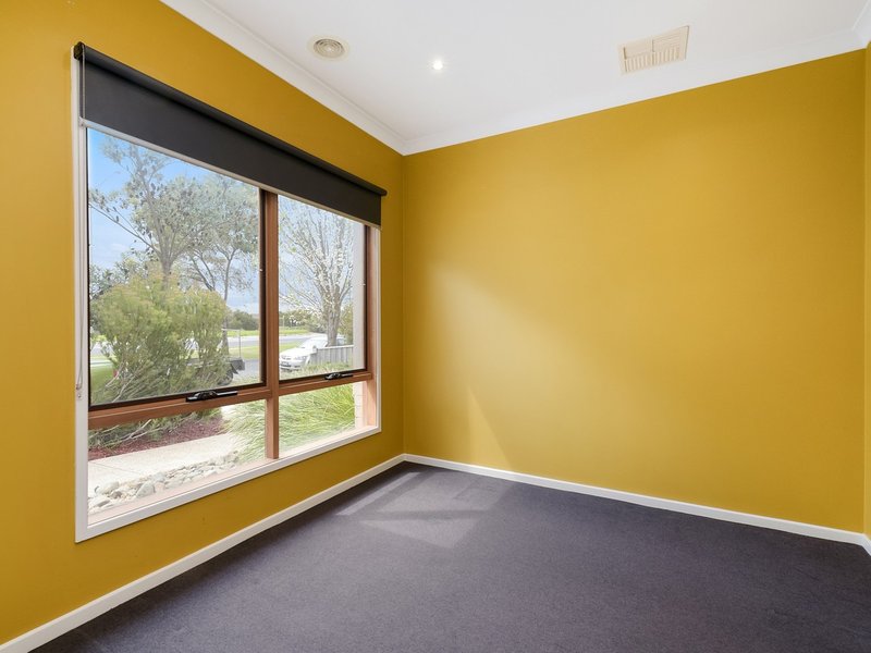 Photo - 31 Waterbury Street, Cranbourne VIC 3977 - Image 13