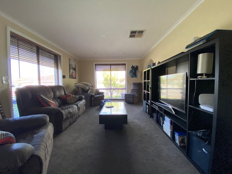 Photo - 31 Winamurra Crescent, Thomastown VIC 3074 - Image 4