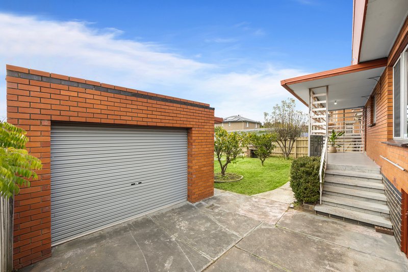 Photo - 31 Witchwood Crescent, Burwood East VIC 3151 - Image 11