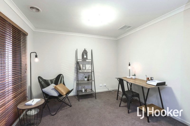 Photo - 31 Yuruga Boulevard, Point Cook VIC 3030 - Image 2