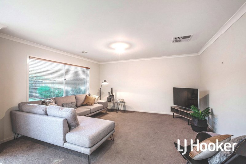 Photo - 31 Yuruga Boulevard, Point Cook VIC 3030 - Image 8