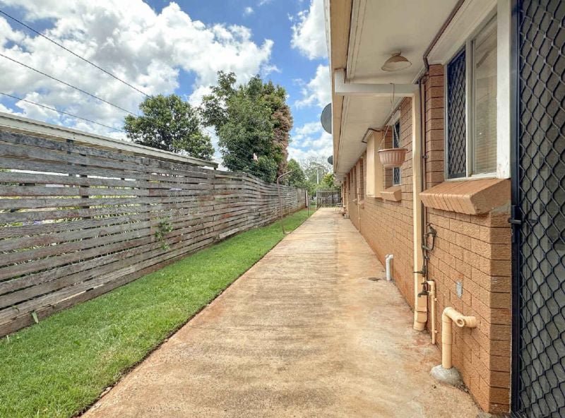 Photo - 3/10 Buckland Street, Harristown QLD 4350 - Image 9