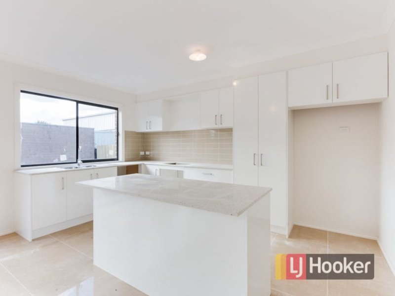 Photo - 3/10 Hayes Road, Hampton Park VIC 3976 - Image 2