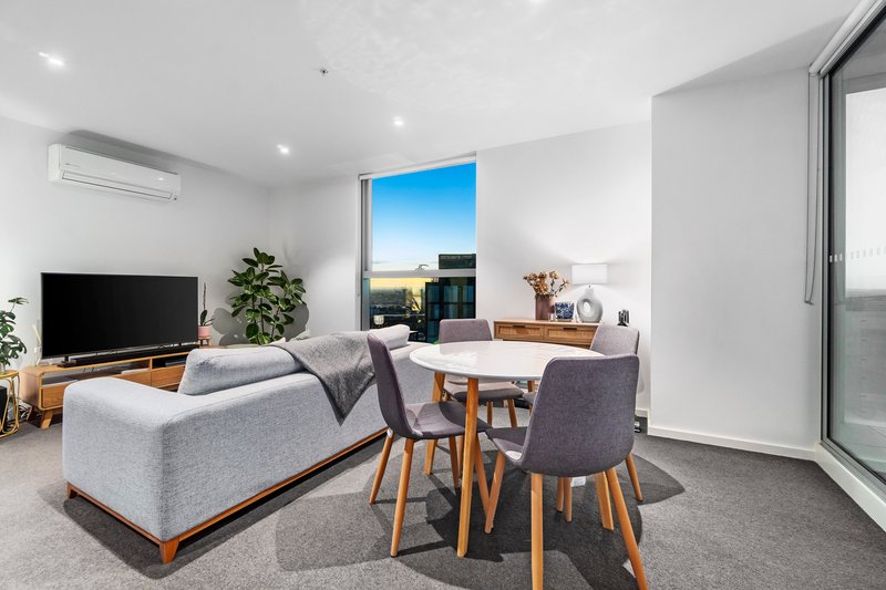 Photo - 3101E/888 Collins Street, Docklands VIC 3008 - Image 2