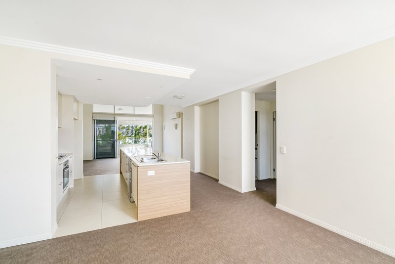 Photo - 31/1 Lakefront Crescent, Varsity Lakes QLD 4227 - Image 6