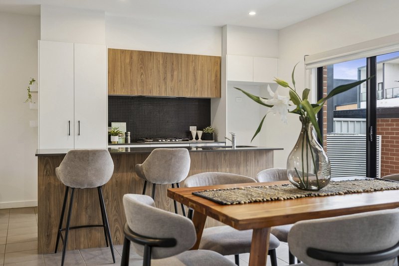 Photo - 31/1 Rowland Rees Crescent, Greenway ACT 2900 - Image 8