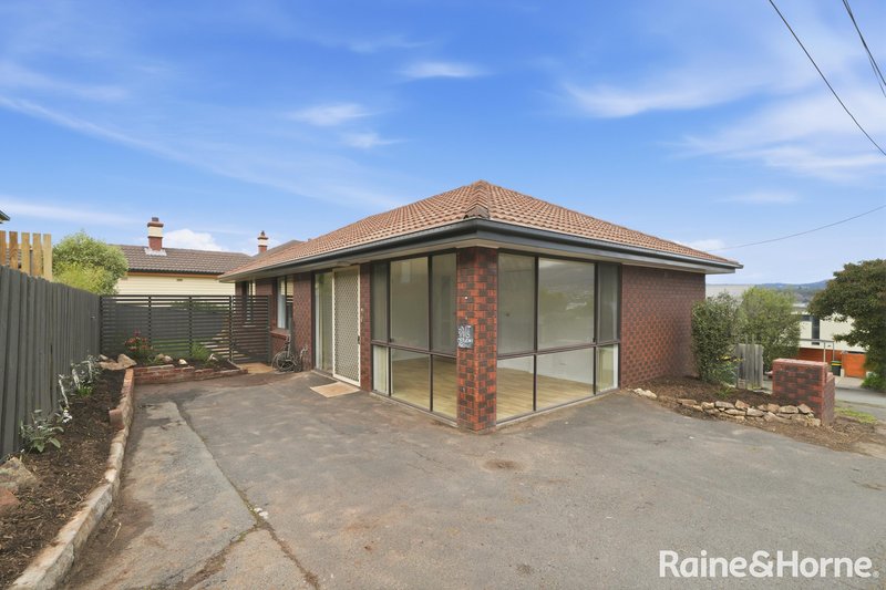 Photo - 3/115 Derwent Avenue, Lindisfarne TAS 7015 - Image 2