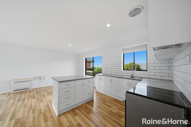 Photo - 3/115 Derwent Avenue, Lindisfarne TAS 7015 - Image 4