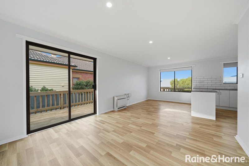 Photo - 3/115 Derwent Avenue, Lindisfarne TAS 7015 - Image 6