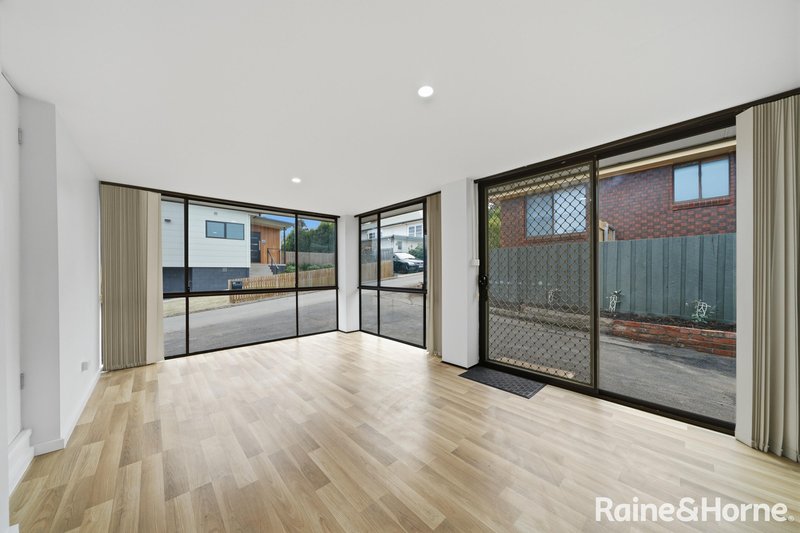 Photo - 3/115 Derwent Avenue, Lindisfarne TAS 7015 - Image 8