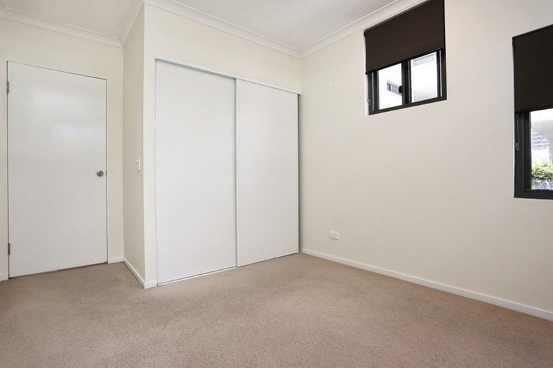 Photo - 31/171 Scarborough Street, Southport QLD 4215 - Image 4