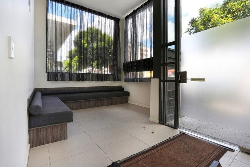 Photo - 31/171 Scarborough Street, Southport QLD 4215 - Image 9