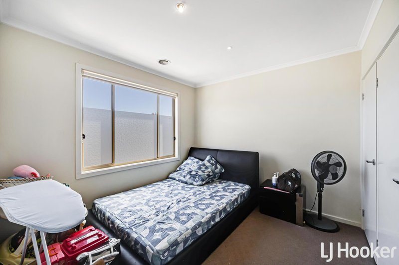 Photo - 3/12 Fishburn Grove, Harkness VIC 3337 - Image 6