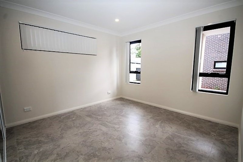 Photo - 3/12 Hill Rd , Lurnea NSW 2170 - Image 5