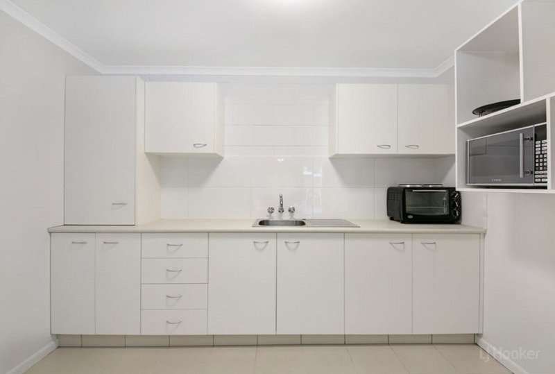 Photo - 3/126 Marine Parade, Southport QLD 4215 - Image 4