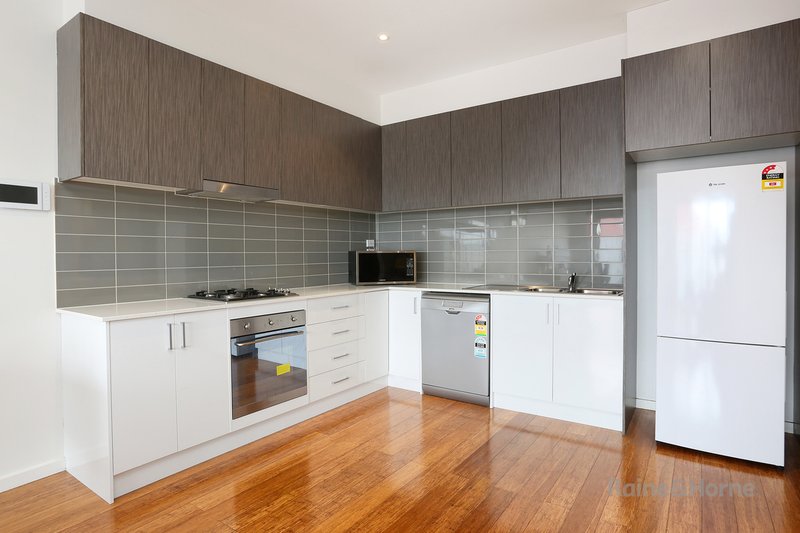 Photo - 3/132 Pascoe Vale Road, Moonee Ponds VIC 3039 - Image 3