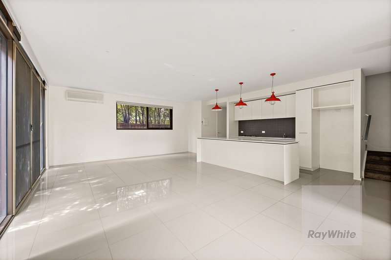 Photo - 3/134 Ernest Jones Drive, Macleod VIC 3085 - Image 4