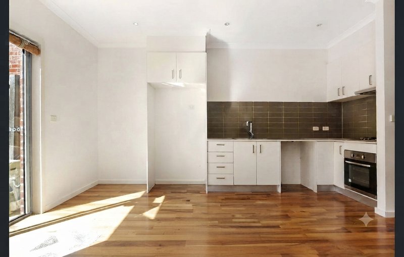Photo - 3/134 Mcmahon Road, Reservoir VIC 3073 - Image 2