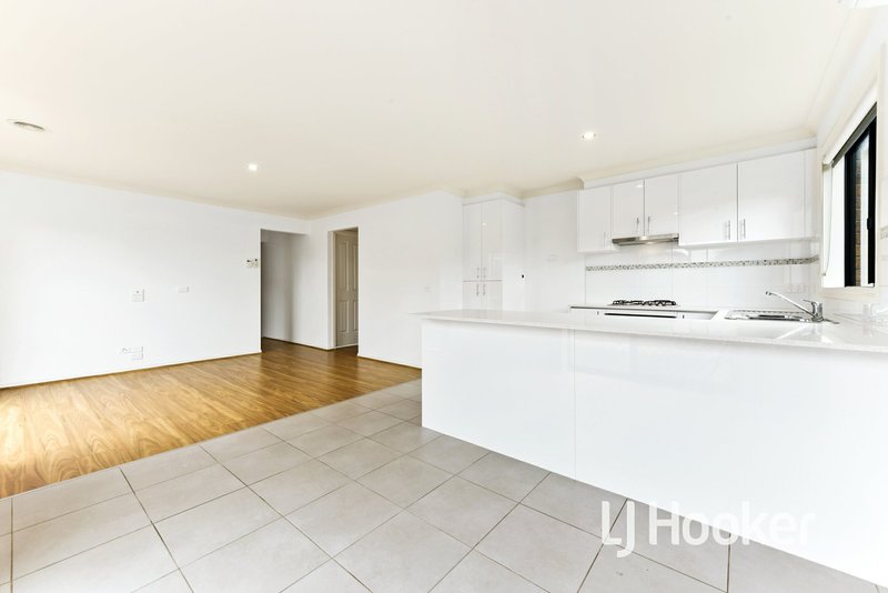 Photo - 3/142 Toomuc Valley Road, Pakenham VIC 3810 - Image 4