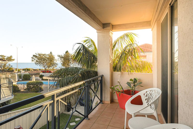 Photo - 3/160 West Coast Drive, Sorrento WA 6020 - Image 2