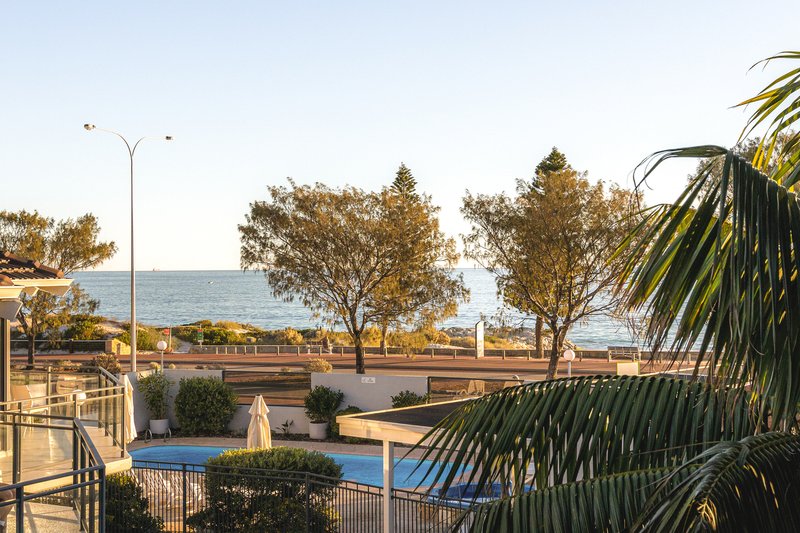 Photo - 3/160 West Coast Drive, Sorrento WA 6020 - Image 3